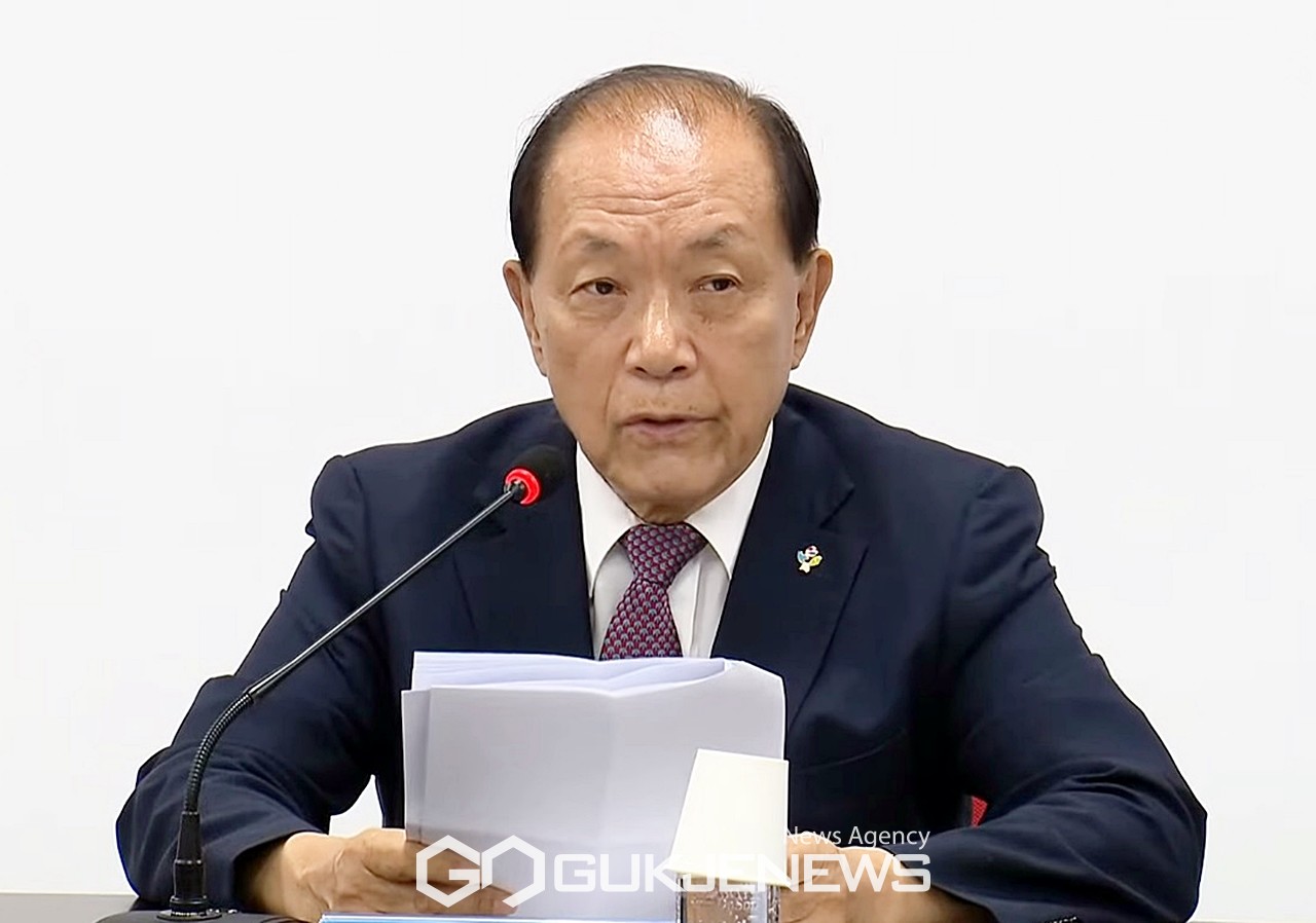 ▲황우여 국민의힘 비상대책위원장은 13일 오전 서울 여의도 중앙당사에서 비상대책위원회의를 주재하며 다수당이 된 민주당은 관습 헌법에 준하는 국회의 관행을 반드시 엄수해 줄 것을 강력히 촉구하고 있다./사진=이용우 기자