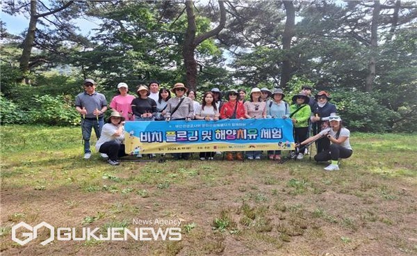 해양치유 프로그램 '노르딕 워킹' 체험 기념촬영 모습/제공=부산관관공사