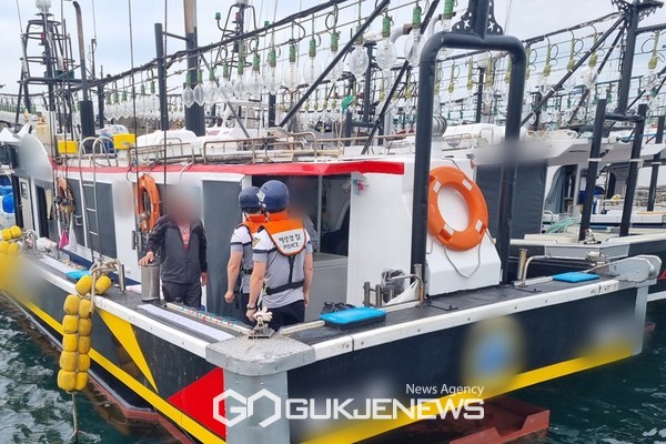 제주해양경찰청은  6월부터 8월 한치철이 시작되면서 낚시어선 이용객이 급증할 것으로 예상됨에 따라 6월 한 달간 관내·외 낚시어선을 대상으로 주요 안전위반 행위 특별단속에 나선다.[사진=제주해양경찰청]