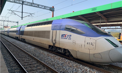 전주역에 정차 중인 KTX열차(사진=한국철도 전북본부 제공)