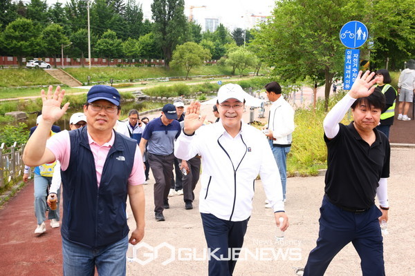 ▲ 김성제 의왕시장이 지난 15일 6월 두발로 Day에 참석해 시민들과 함께 행사 코스를 걷고 있다.[사진제공=의왕시]