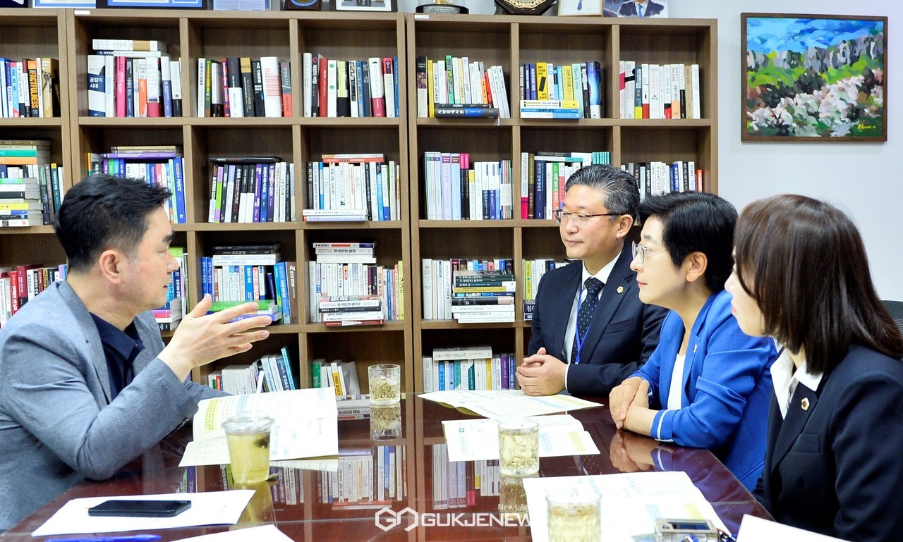 국회의원 당선을 축하하고, 지역 주요 현안을 건의하기 위해 김종민 의원실을 방문했다./세종시의회  제공