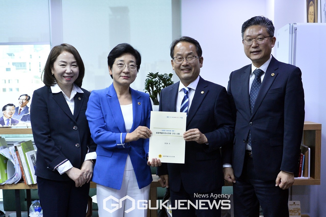 국회의원 당선을 축하하고, 지역 주요 현안을 건의하기 위해 강준현 의원실을 방문했다./세종시의회 제공
