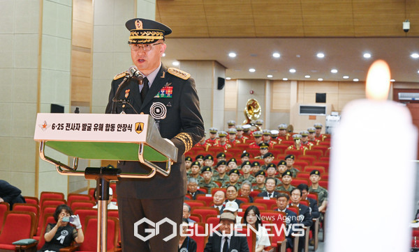 영결식을 주관한 박안수 육군참모총장이 조사를 낭독하고 있다.(사진제공.육군)