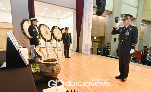 박안수 육군참모총장이 고인의 영정에 경례를 하고 있다.(사진제공.육군)