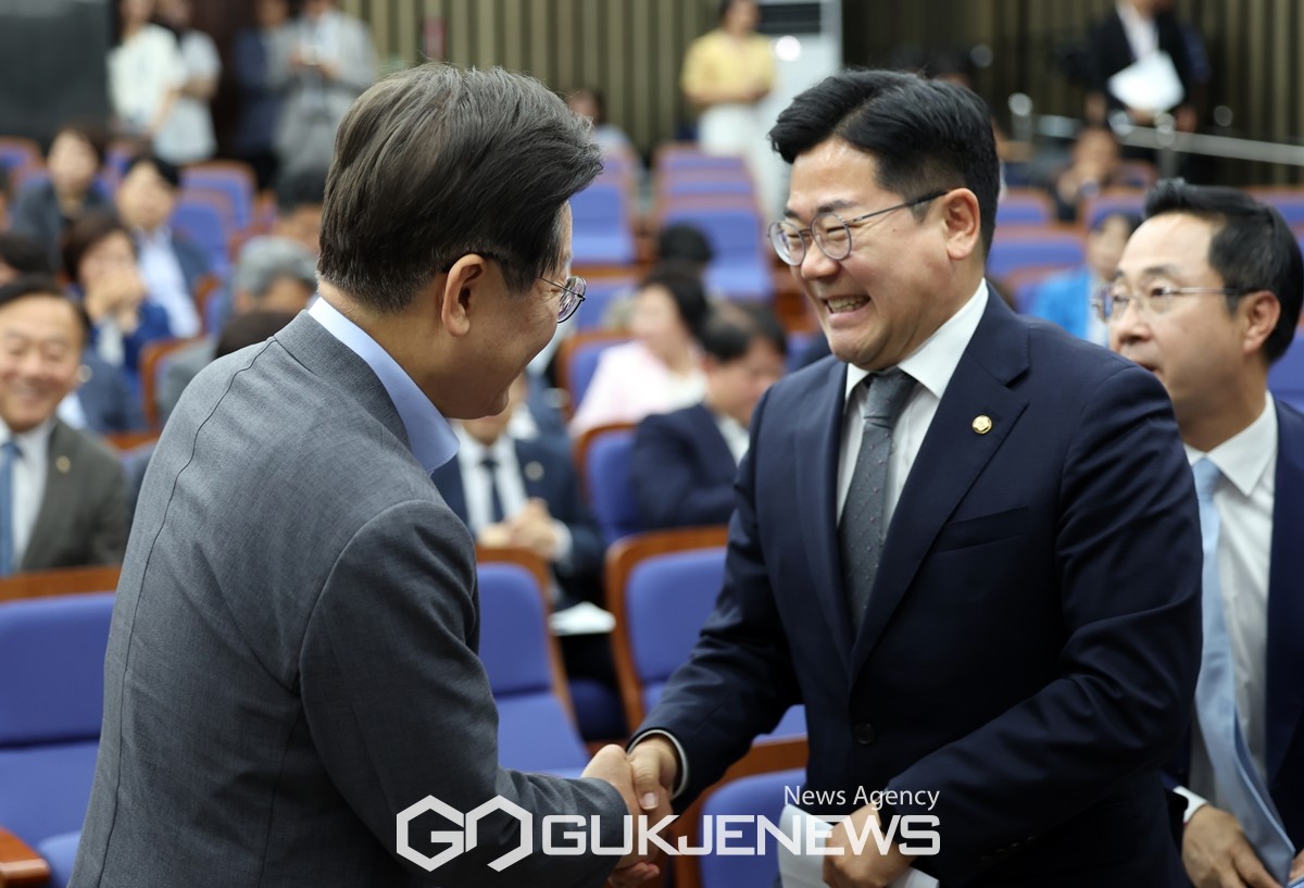 원내지도부와 인사하는 이재명 대표