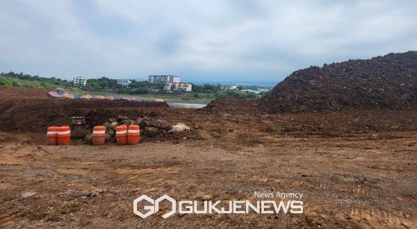 제주도의회 농수축경제위원회 고태민 의원(국민의힘·애월읍갑)은 지난 제428회 제1차 정례회 농수축경제위원회 결산심사 회의에서 애월읍 수산리에 소재한 귀엄저수지(구 수산저수지)가 최근 한국농어촌공사에서 정당하고 특별한 목적없이 무분별하게 훼손되고 있다고 지적했다.[사진=제주도의회]