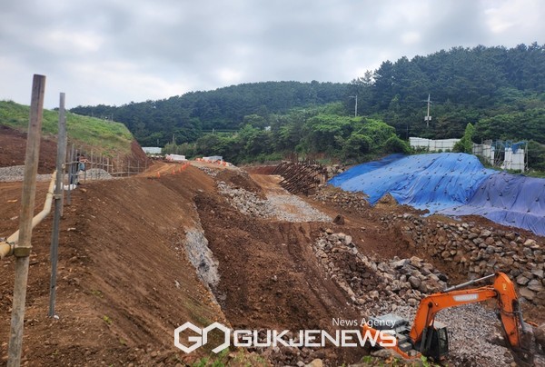 제주도의회 농수축경제위원회 고태민 의원(국민의힘·애월읍갑)은 지난 제428회 제1차 정례회 농수축경제위원회 결산심사 회의에서 애월읍 수산리에 소재한 귀엄저수지(구 수산저수지)가 최근 한국농어촌공사에서 정당하고 특별한 목적없이 무분별하게 훼손되고 있다고 지적했다.[사진=제주도의회]