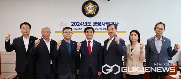 20일 서산시의회 산업건설위원회(위원장 안원기) 소속 의원들이 화이팅을 외치며 기념촬영을 하고 있다. (사진 = 서산시의회 제공)