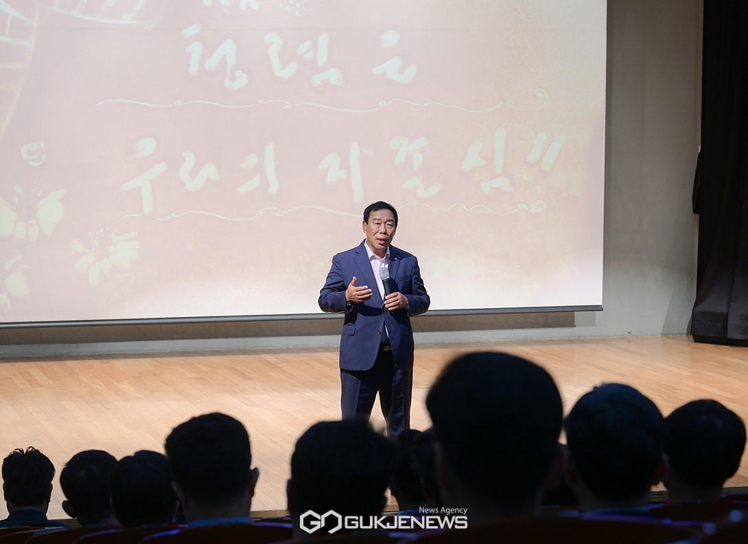 간부공무원 청렴리더쉽을 강연하는 최민호 시장. 사진/세종시청