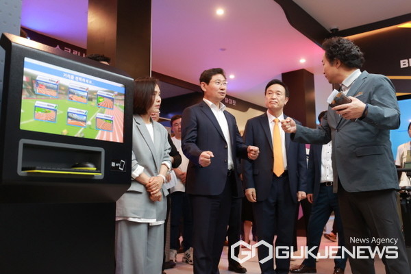 이상일 용인시장, 임태희 경기도교육감이 가상현실 스포츠 체험센터 내부 시설을 둘러보고 있다.(사진=용인시)