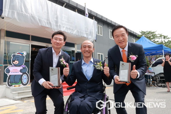대한장애인체육회로부터 감사패를 받은 이상일 용인시장(좌) 정진완 대한장애인체육회장(가운데) 임태희 경기도교육감(우)(사진=용인시)