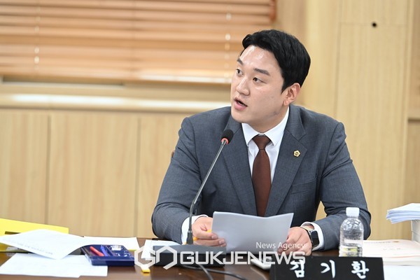 21일 열린 제428회 제주도의회 제1차 정례회 중 속개한 예산결산특별위원회 회의에서 김기환 의원은 돼지열병 항원 오염백신 후속대책 마련을 촉구하고 나섰다.[사진=제주도의회]