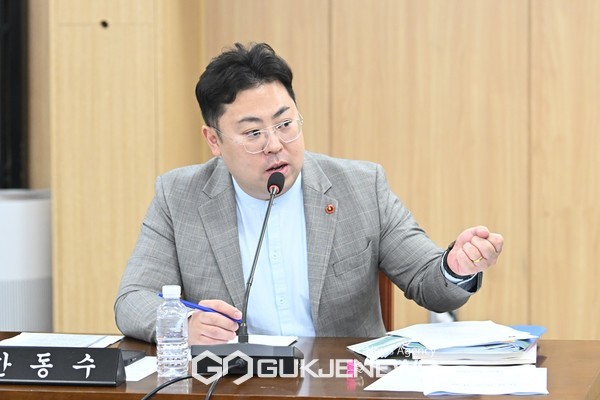 한동수 의원도 지난 5월 말 도내에서 발생한  양돈용 백신(일본뇌염백신) 돼지열병 오염과 관련 대책마련이 미흡했음을 강하게 질타하며 "2014년과 올해 역시 자연적으로 발생한 돼지 열병이 아니라 인재였다"며 "사람의 실수로 인해 제주도에서 돼지열병이 발생한 것"이라고 질타했다.[사진=제주도의회]