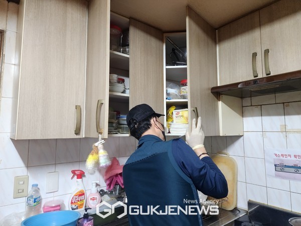 양천구, 민관협력 따뜻한 의식주 지원 확대사업 중의 하나인 신정종합사회복지관 클린홈 주거환경 개선사업 수행 전경 [사진제공=양천구청]