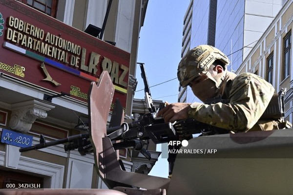 장갑차를 탄 군인이 2024년 6월 26일 볼리비아 라파스 무리요 광장의 대통령궁 밖에 배치되어 있다. 사진제공/AFP통신