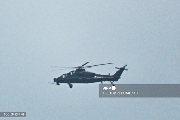 대만 본섬과 가장 가까운 중국 핑탄섬 상공을 비행하고 있는 중국 군용 헬리콥터(자료사진). 사진제공/AFP통신