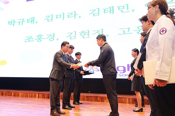 강원랜드 창립 26주년 기념행사에서 직원들이 모범상을 수상하고 있다.(사진=강원랜드)