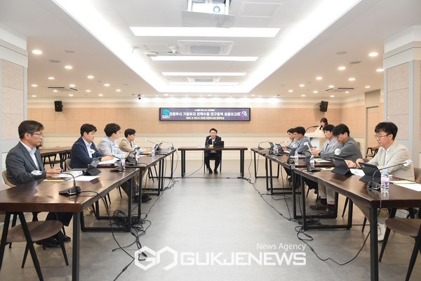 ▶김동근 시장이 6월 26일 시청 중회의실에서 ‘의정부시 기업유치 전략수립 연구용역’ 최종보고회를 진행하고 있다. <사진제공=의정부시>