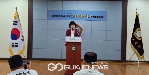 (사진=허일현 기자)  28일 김미경 시의원이 탈당 선언을 하고 있다.
