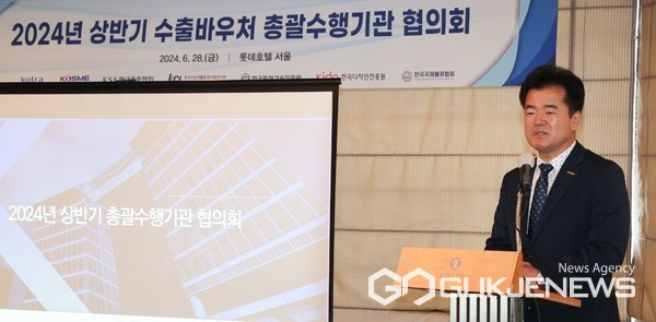 (사진제공=중진공)김일호 이사가 2024년 상반기 수출바우처 총괄수행기관 협의회에서 발언하고 있다