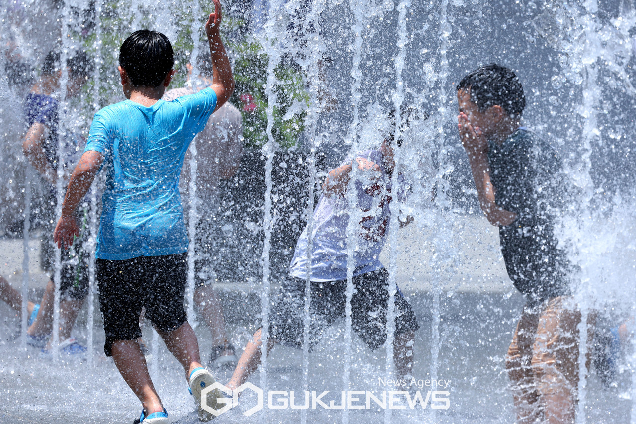 (서울=국제뉴스) 서울 낮 최고기온이 29도까지 오르는 등 초여름 날씨를 보인 6일 아이들이 서울 광화문광장 바닥분수에 뛰어들어 더위를 식히고 있다./사진=이용우기자