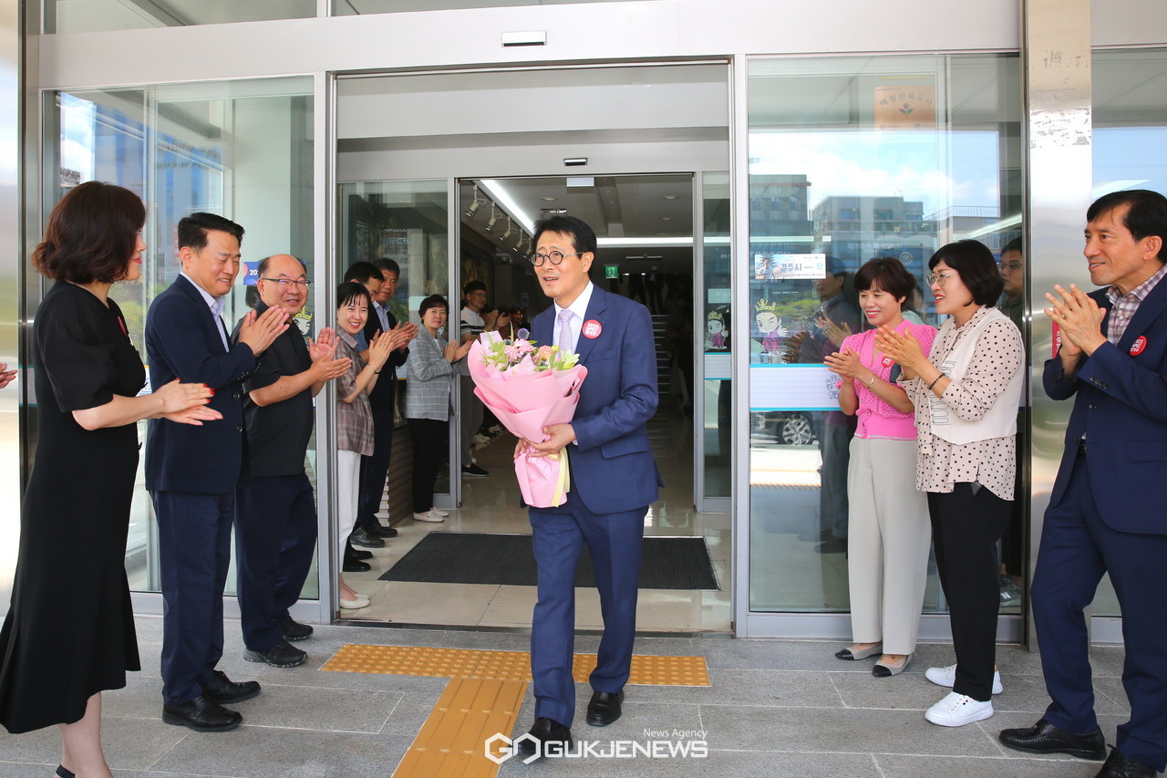 (제공=경주시) 직원들의 축하를 받으며 시청을 떠나고 있는 김성학 부시장