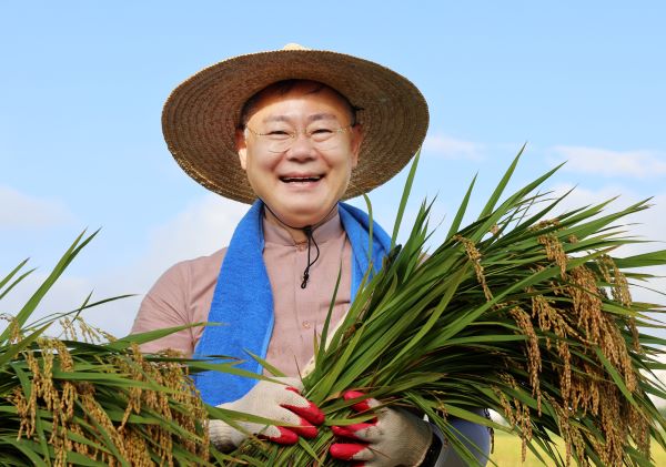 올해 첫 수확 벼 들고 활짝 웃는 김재욱 칠곡군수.(사진=칠곡군)