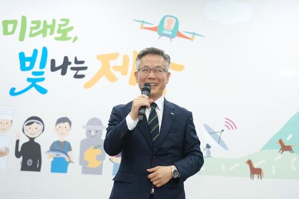 진명기 제주도 행정부지사가 7월 소통과 공감의 날 행사에서 “민선8기 제주도정의 역점사업 추진에 도움이 될 수 있도록 열심히 노력해나가겠다”는 의지를 피력했다.[사진=제주도청]