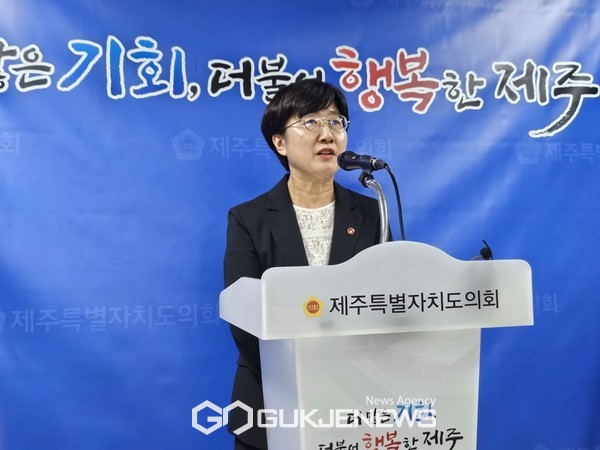 제주도의회 고의숙 교육의원은 이번 제주도교육청의 조직개편안과 관련 "이번 조직개편은 정무부교육감 신설에 대한 내용을 포함해 밀어붙이기식 용역을 추진했다"며 "용역이 종료되자 마자 조직개편 조례안 입법예고를 추진했고, 이 과정에서 토론회, 공청회 등 다양하고 적극적인 의견수렴 절차는 없었다"고 꼬집었다.[사진=문서현 기자]