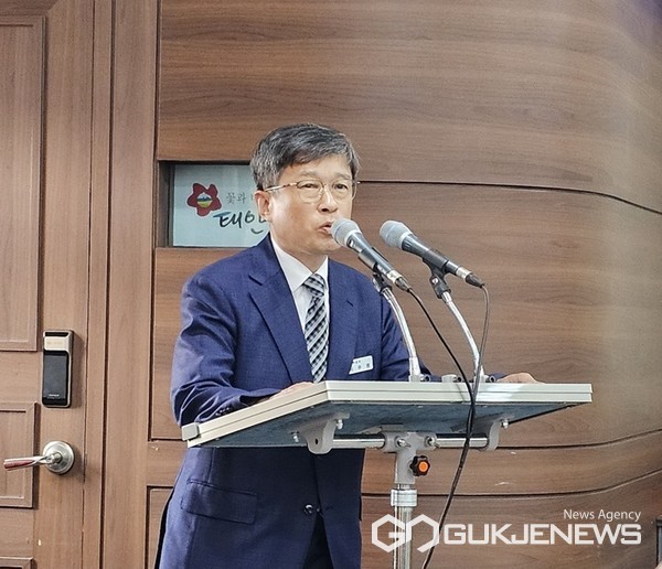 1일 자로 새로이 부임한 이주영 태안군 부군수가 기자회견에 앞서 가세로 군수의 소개를 받아 인사말을 하고 있다. (사진 = 최병민 기자)