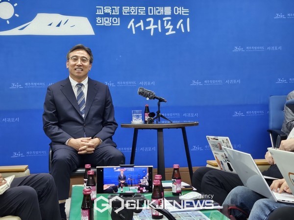 오순문 신임 서귀포시장은 2일 열린 취임 기자간담회에서 “행정시 한계를 극복하고 서귀포시에 최대한 많은 혜택이 돌아갈 수 있도록 도정과 협력하겠다”며 “오영훈 도정이 추진 중인 정책들이 서귀포시 발전에 큰 도움이 되기 때문”이라고 말했다.[사진=문서현 기자]