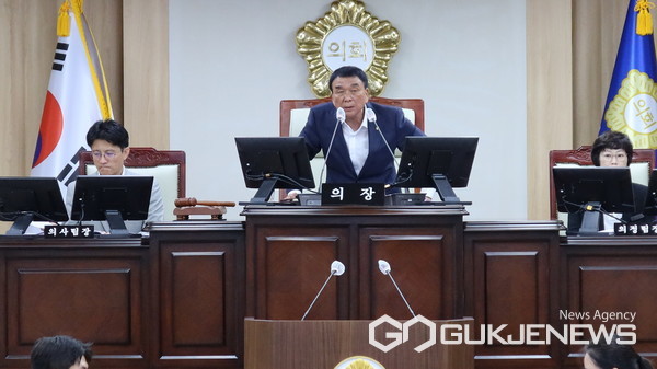 김규찬 의장이 제286회 제1차 정례회를 진행하고 있다.