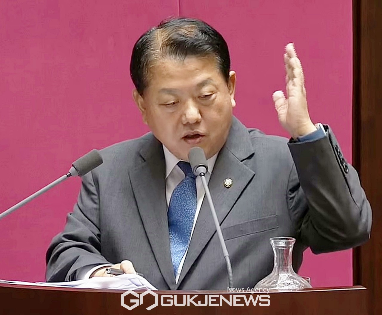 ▲김병주 더불어민주당 의원은 2일 오후 국회 본회의 대정부질문에서 지난 2일 국민의힘 논평과 관련해 정신나간 국민의힘 국회의원들이라는 발언에 대해 사과할 수 없다고 말하고 있다./사진=이용우 기자