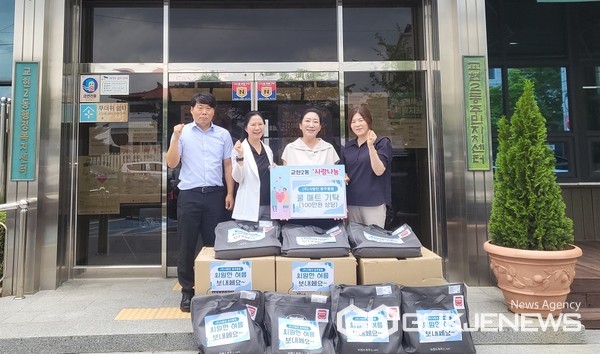 (주)사람인 충주돌봄 쿨매트 전달(사진=충주시)