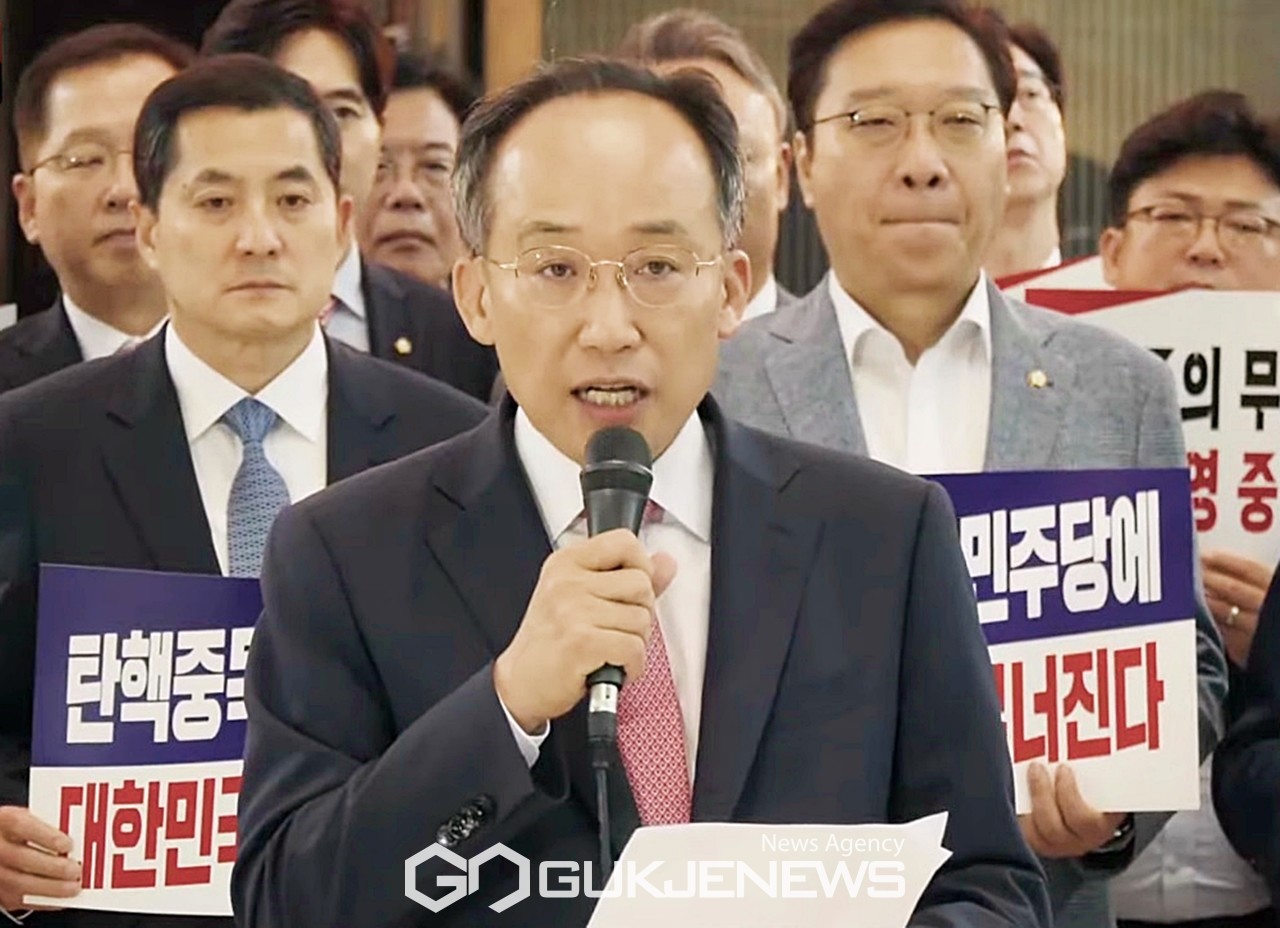 ▲추경호 국민의힘 원내대표는 3일 오후 국회 본청 로텐더홀에서 더불어민주당 검사 탄핵 소추에 대해 날을 세워 규탄하고 있다./사진=이용우 기자