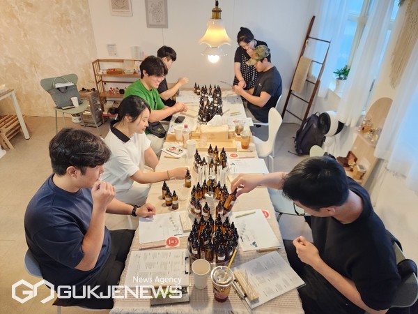 향수만들기 모습/제공=중부서방서