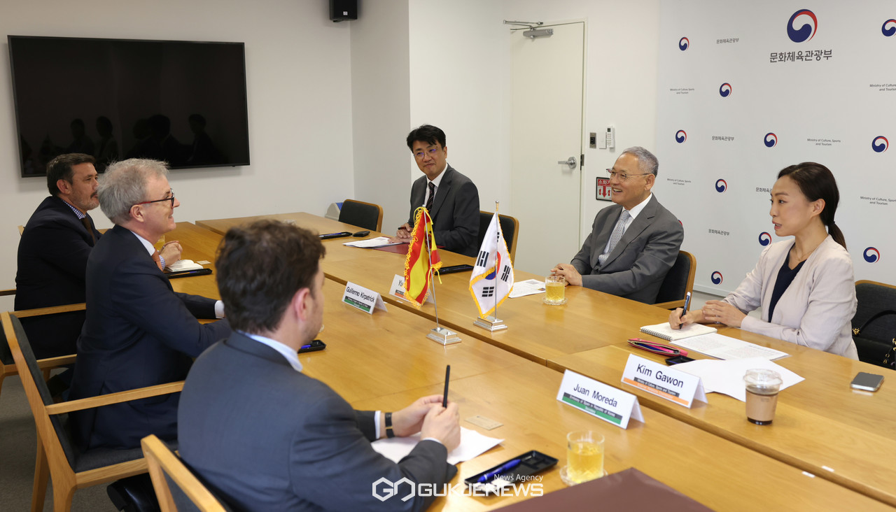 주한스페인대사를 면담하는 유인촌 장관. 사진/문화체육관광부