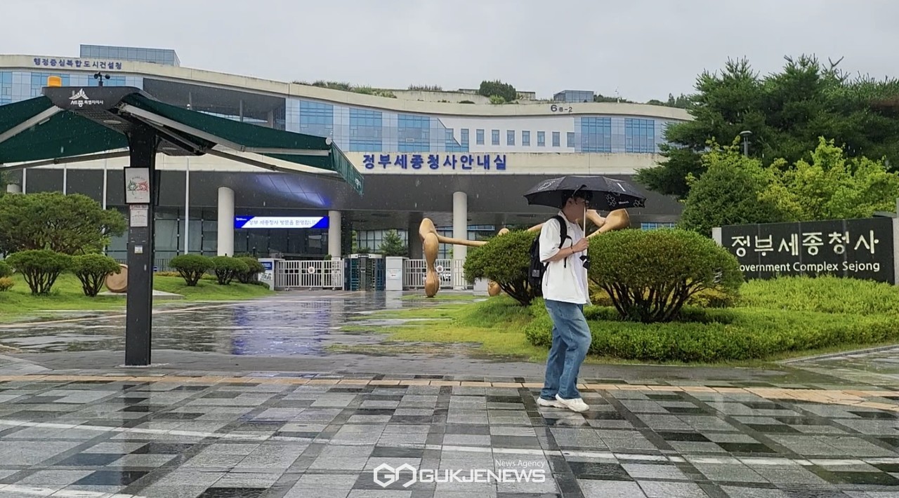 호우주의보가 발령된 세종시, 정부세종청사 앞을 시민이 지나가고 있다. 사진/정지욱 기자