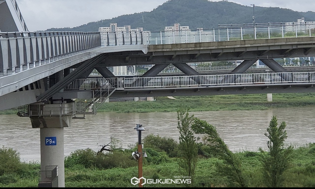 호우주의보가 발령된 세종시 이응다리에서 바라본 물이 불어난 금강. 사진/정지욱 기자
