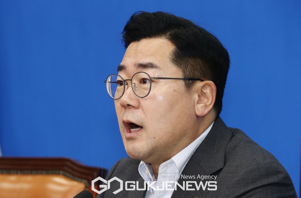 ▲박찬대 더불어민주당 당대표 직무대행 겸 원내대표가 8일 서울 여의도 국회에서 열린 최고위원회의에서 모두발언을 하고 있다./사진=원명국 기자