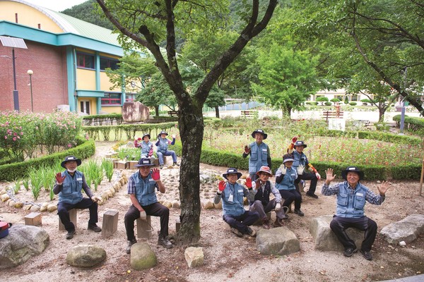 노인 일자리 사업 참여자들(사진제공=강원랜드)