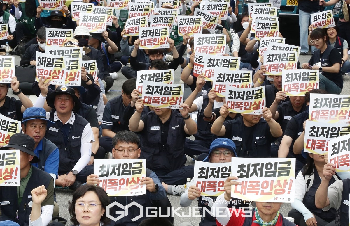 2025년 최저임금 1만 2600원 제시...연봉·월급 얼마일까?