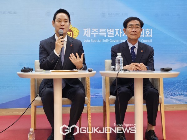 이날 박원철 전 제주도의회 의원은  "당원 중심 도당 운영과 정책 역량 강화에 대해 공감대가 있어 김한규 의원에게 힘을 실어주고 도당 운영을 함께 수행해나가기로 결정했다"고 김한규 의원을 지지하게 된 이유를 설명했다. [사진=문서현 기자]