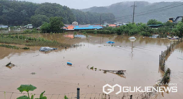 대전 서구 용촌동 한 마을이 침수돼 주민 30여명이 고립된 가운데 대전소방본부 119구조대원들이 보트를 타고 주민들을 구조하고 있다. 2024년 장마기간, 장마전선 위치 영향으로 많은 비가 내렸다.  (사진=국제뉴스)