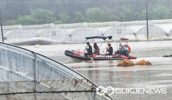 대전 서구 용촌동 한 마을이 침수돼 주민 30여명이 고립된 가운데 대전소방본부 119구조대원들이 보트를 타고 주민들을 구조하고 있다. 2024년 장마기간, 장마전선 위치 영향으로 많은 비가 내렸다.  (사진=국제뉴스)
