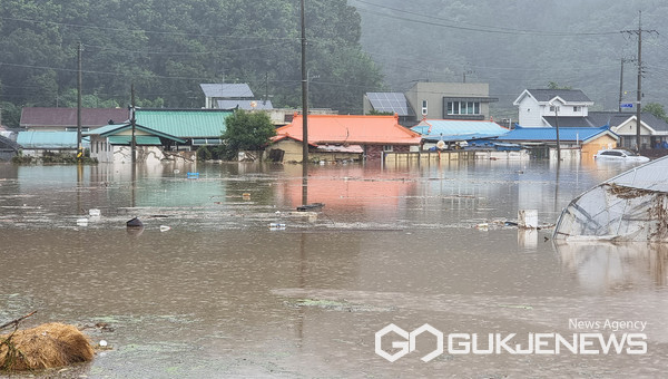 대전 서구 용촌동 한 마을이 침수돼 주민 30여명이 고립된 가운데 대전소방본부 119구조대원들이 보트를 타고 주민들을 구조하고 있다. 2024년 장마기간, 장마전선 위치 영향으로 많은 비가 내렸다.  (사진=국제뉴스)