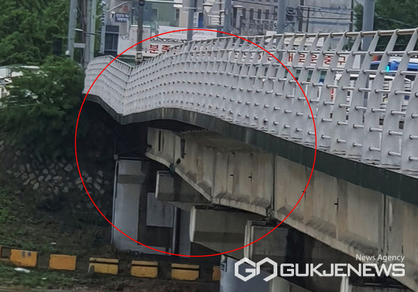 2024년 장마기간, 장마 정체전선의 영향으로 대전 유등천이 불어나 범람위기까지 이르러 도마동과 유천동을 연결하는 유등교 지반이 침하됐다. (사진=국제뉴스)