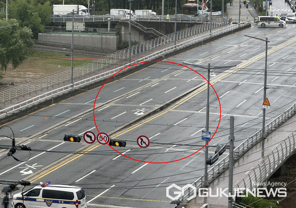 2024년 장마기간, 장마 정체전선의 영향으로 대전 유등천이 불어나 범람위기까지 이르러 도마동과 유천동을 연결하는 유등교 지반이 침하됐다. (사진=국제뉴스)