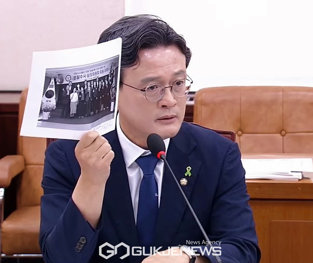 ▲채현일 더불어민주당 의원은 11일 오전 국회에서 열린 행정안전위원회의 행정안전부 등 업무보고에서 경찰 수사심의위원회 명단 공개 여부에 대해 언론보도 자료를 공개하며 수사심의위원회 명단 비공개에 대해 반박하고 있다.(국회방송)